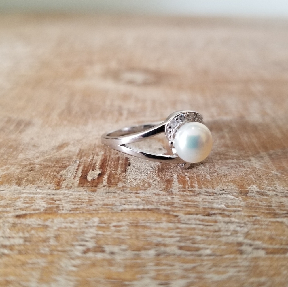 Elegant Natural White Freshwater Pearl Twist Ring - Picture 3 of 8